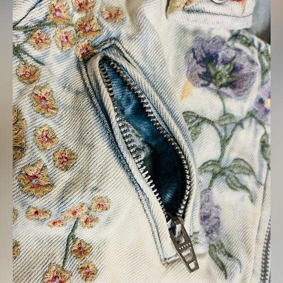 BLANK NYC WOMEN’S Unique Floral  Embroidered Jean Long Sleeve Jacket 
    SIZE M - Picture 7 of 16